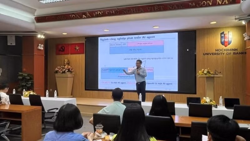 Lớp bồi dưỡng nguồn nhân lực trí tuệ nhân tạo (AI) thu hút đông đảo cán bộ công chức Thành phố Hồ Chí Minh tham dự. 