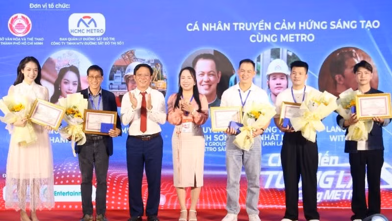 Trao giải cá nhân cuộc thi "Chạm đến tương lai cùng Metro".