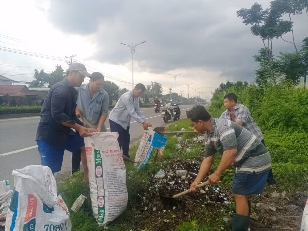 Thu gom dứt điểm vỏ chai bia bị vỡ. Thu gom dứt điểm vỏ chai bia bị vỡ.