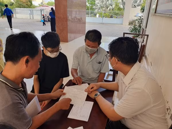 Giáo viên hướng dẫn thí sinh làm thủ tục dự thi vào Trường Trung học phổ thông Chuyên Tiền Giang năm học 2024-2025. Giáo viên hướng dẫn thí sinh làm thủ tục dự thi vào Trường Trung học phổ thông Chuyên Tiền Giang năm học 2024-2025.