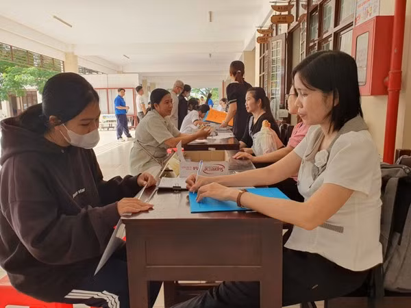 Thí sinh làm thủ tục dự thi vào Trường Trung học phổ thông Chuyên Tiền Giang tại kỳ thi tuyển sinh vào lớp 10 năm học 2024-2025.