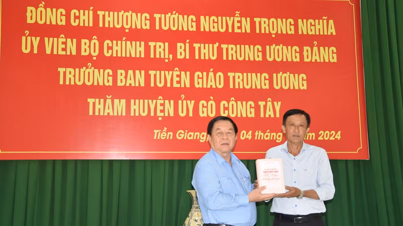 Đồng chí Nguyễn Trọng Nghĩa tặng sách cho Huyện ủy Gò Công Tây. Đồng chí Nguyễn Trọng Nghĩa tặng sách cho Huyện ủy Gò Công Tây.