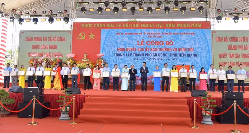 Trao Bằng khen của Ủy ban nhân dân tỉnh Tiền Giang cho các tập thể và cá nhân vì có thành tích trong xây dựng thành phố Gò Công.