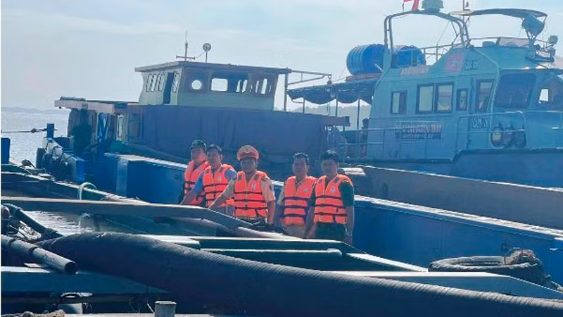 Tình hình khai thác cát trái phép trên địa bàn tỉnh Tiền Giang vẫn còn diễn ra và một vài địa phương trở thành điểm nóng. Tình hình khai thác cát trái phép trên địa bàn tỉnh Tiền Giang vẫn còn diễn ra và một vài địa phương trở thành điểm nóng.