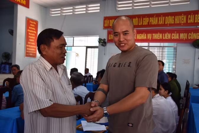 Gia đình bé T đến cám ơn anh Phan Quốc Huy. Gia đình bé T đến cám ơn anh Phan Quốc Huy.