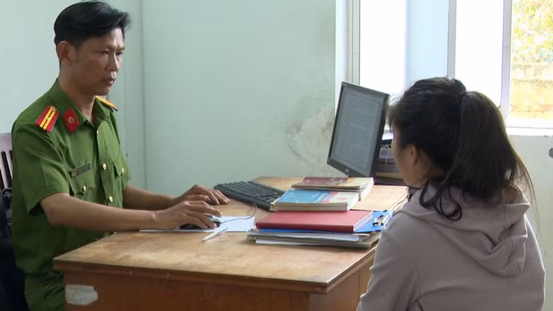 Đối tượng Trần Thị Ánh Ngân tại Cơ quan điều tra. Đối tượng Trần Thị Ánh Ngân tại Cơ quan điều tra.