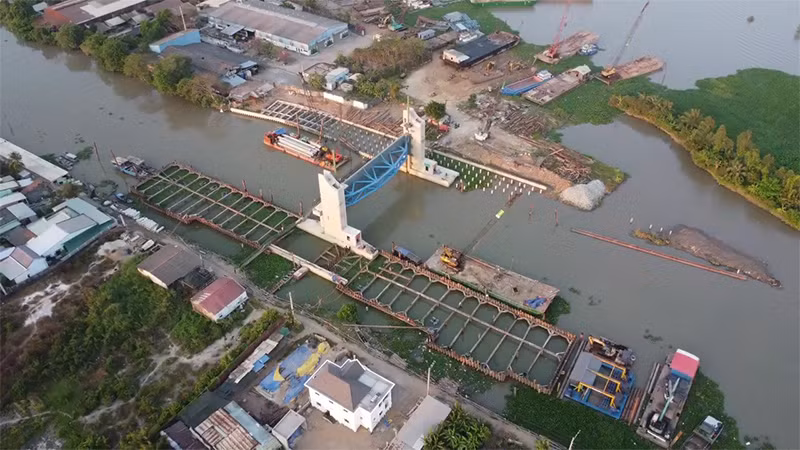 Cống âu Nguyễn Tấn Thành đang trong quá trình hoàn thiện để phục vụ ngăn mặn, trữ ngọt.