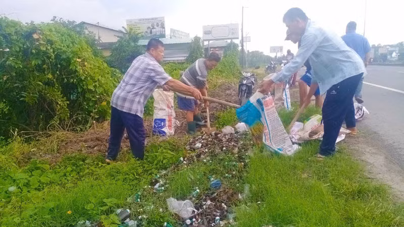 Nhân công thu gom vỏ chai bia bị bể để xử lý đúng nơi quy định.