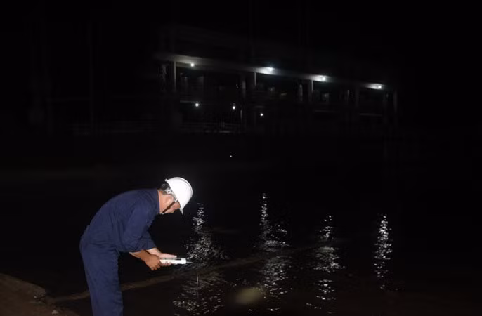 Đo độ mặn trên sông Tiền thuộc huyện Chợ Gạo (Tiền Giang).