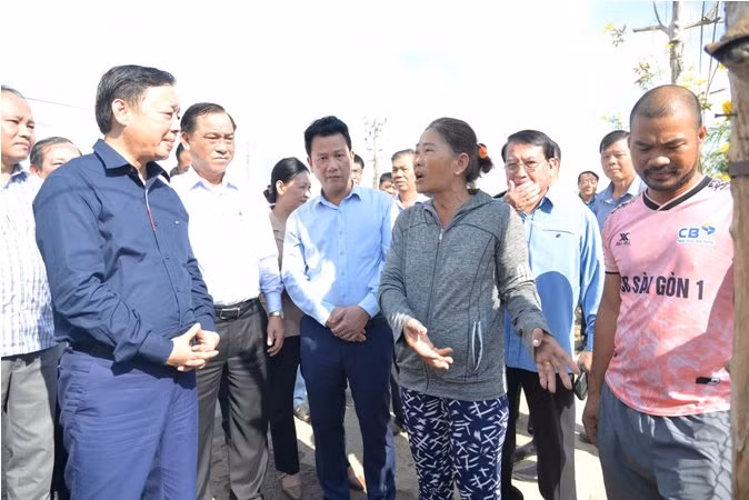 Phó Thủ tướng Trần Hồng Hà trực tiếp trao đổi với người dân về nước sinh hoạt trong mùa khô, hạn.
