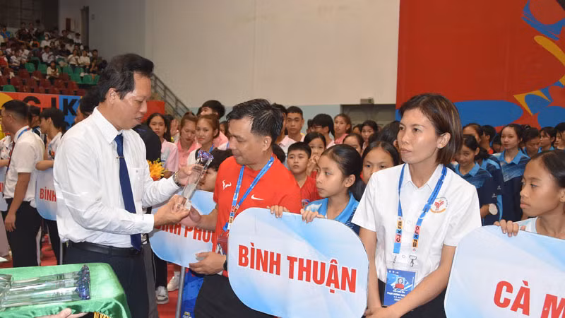 Tặng hoa, quà lưu niệm cho các đội tham dự giải.