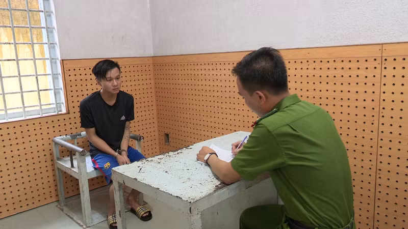 Lê Nguyễn Quốc Thái tại cơ quan công an.