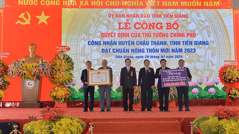 Lãnh đạo huyện Châu Thành nhận Quyết định của Thủ tướng Chính phủ công nhận đạt chuẩn nông thôn mới. 