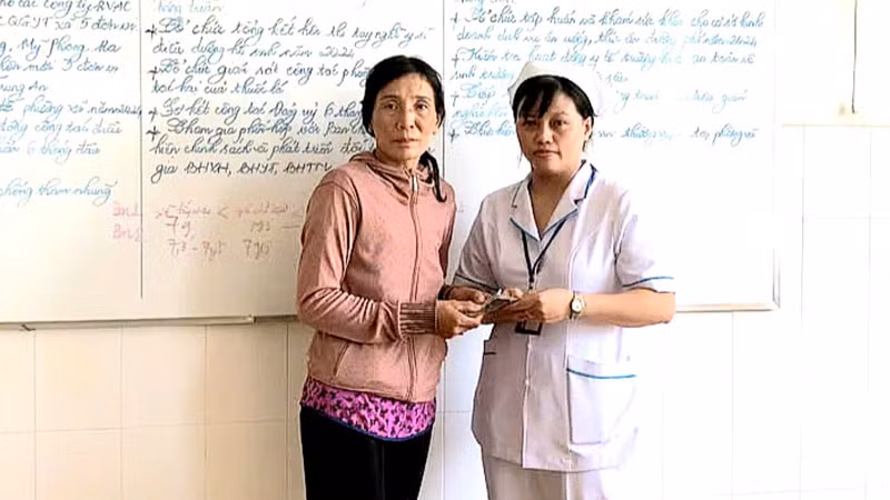 Điều dưỡng Nông Thị Mỹ Tiên trao trả lại số tiền cho gia đình người bị đánh rơi. 