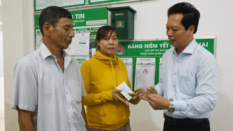 Phó Chủ tịch Ủy ban nhân dân tỉnh Tiền Giang Nguyễn Thành Diệu thăm hỏi, tặng quà cho gia đình chính sách. Phó Chủ tịch Ủy ban nhân dân tỉnh Tiền Giang Nguyễn Thành Diệu thăm hỏi, tặng quà cho gia đình chính sách.