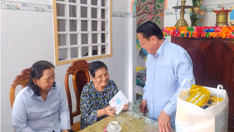 Lãnh đạo tỉnh Tiền Giang thăm hỏi, bày tỏ tình cảm sâu sắc với người có công với cách mạng. Lãnh đạo tỉnh Tiền Giang thăm hỏi, bày tỏ tình cảm sâu sắc với người có công với cách mạng.