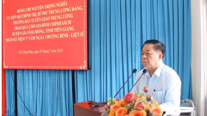Đồng chí Nguyễn Trọng Nghĩa phát biểu tại buổi thăm và tặng quà cho gia đình chính sách. (Ảnh: NGUYỄN SỰ) Đồng chí Nguyễn Trọng Nghĩa phát biểu tại buổi thăm và tặng quà cho gia đình chính sách. (Ảnh: NGUYỄN SỰ)