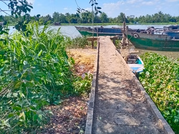 Doanh nghiệp này xả vỏ xoài, hột xoài ra kênh Năm Thôn cách nay không lâu. Doanh nghiệp này xả vỏ xoài, hột xoài ra kênh Năm Thôn cách nay không lâu.