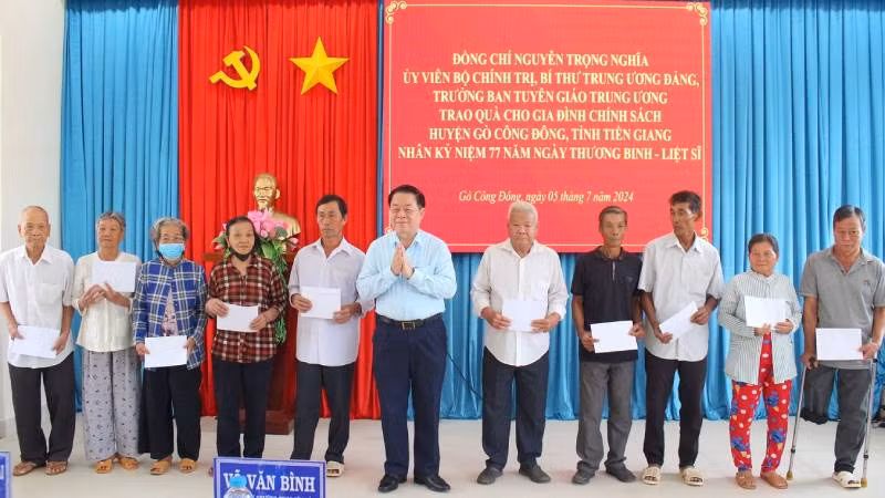 Đồng chí Nguyễn Trọng Nghĩa tặng quà cho gia đình chính sách tại tỉnh Tiền Giang. (Ảnh: NGUYỄN SỰ) Đồng chí Nguyễn Trọng Nghĩa tặng quà cho gia đình chính sách tại tỉnh Tiền Giang. (Ảnh: NGUYỄN SỰ)