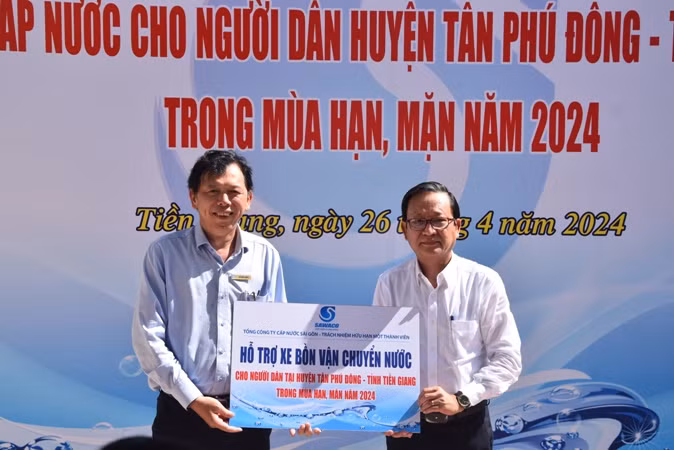 Sawaco hỗ trợ cho huyện Tân Phú Đông 3 xe bồn chở nước.