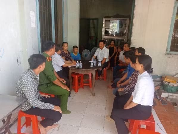 Ngành chức năng đến thăm hỏi, động em gia đình và em Hồ Thanh B.