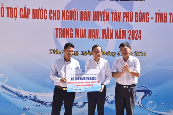 Sawaco hỗ trợ 5.000 túi nước cho bà con vùng hạn, mặn huyện Tân Phú Đông.