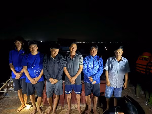 Các đối tượng khai thác cát trái phép.