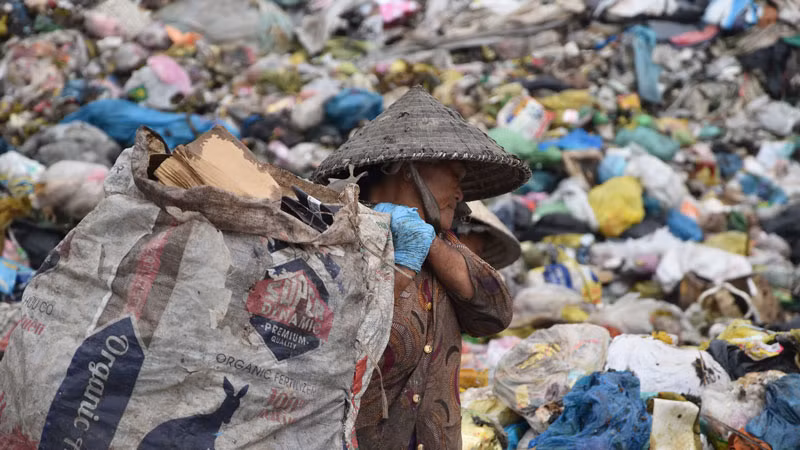 Bà Nguyễn Thị Quyên nhặt rác hằng ngày để nuôi sống bản thân và gia đình. 