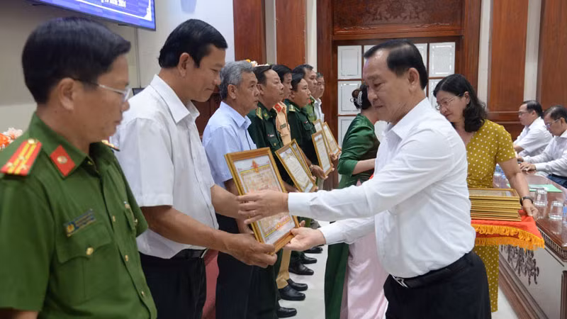 Tiền Giang khen thưởng cho các tập thể có thành tích chống khai thác cát trái phép.
