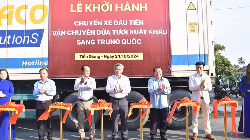 Cắt băng cho chuyến xe đầu tiên vận chuyển dừa tươi xuất khẩu sang Trung Quốc. Cắt băng cho chuyến xe đầu tiên vận chuyển dừa tươi xuất khẩu sang Trung Quốc.