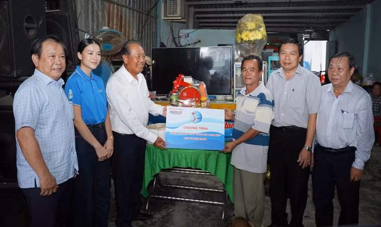 Đồng chí Trương Hòa Bình cùng đoàn công tác đến thăm và tặng quà ngư dân Nguyễn Hoàng Tâm.
