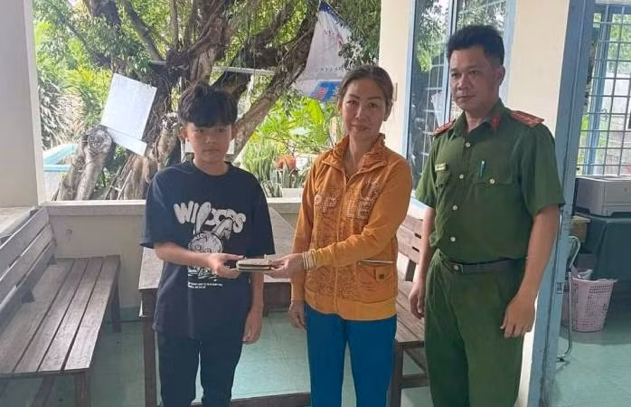 Dưới sự chứng kiến của Công an xã, em Nhân đã trao lại số tiền cho bà Nhanh bị đánh rơi trước đó. 