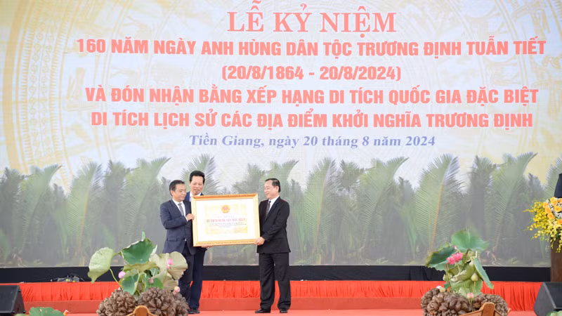 Trao Bằng xếp hạng Di tích quốc gia đặc biệt các địa điểm Khởi nghĩa Trương Định cho tỉnh Tiền Giang.