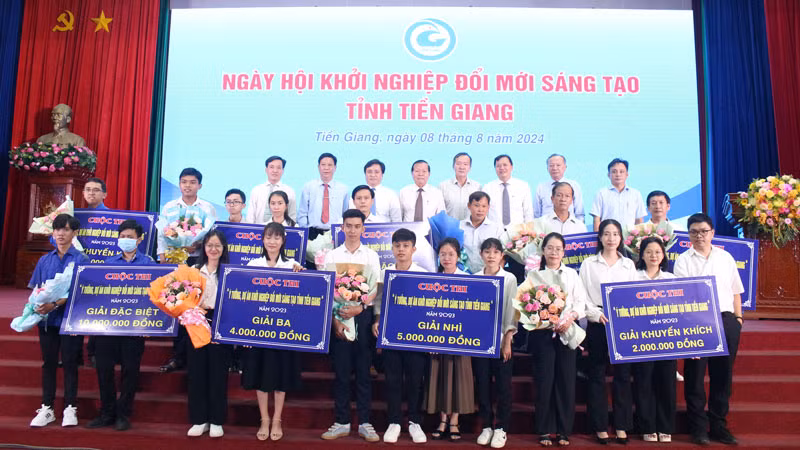 Trao các giải thưởng cho các ý tưởng sáng tạo, khởi nghiệp.