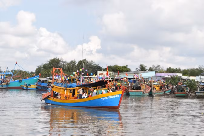 Tàu của ngư dân Tiền Giang cập cảng Vàm Láng, huyện Gò Công Đông (Tiền Giang).