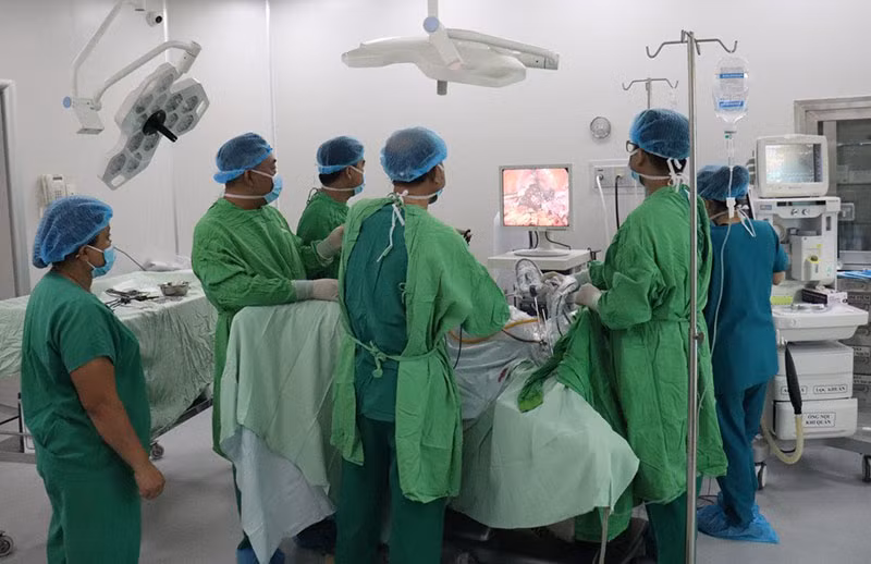 Các bác sĩ Bệnh viện Quân y 120 tiến hành phẫu thuật cho bệnh nhân Nguyễn Thị T.L.