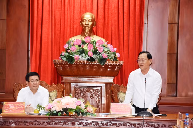 Chủ tịch Ủy ban nhân dân tỉnh Tiền Giang Nguyễn Văn Vĩnh phát biểu tại buổi làm việc. Chủ tịch Ủy ban nhân dân tỉnh Tiền Giang Nguyễn Văn Vĩnh phát biểu tại buổi làm việc.
