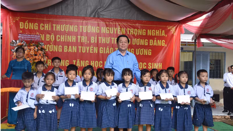 Đồng chí Nguyễn Trọng Nghĩa tặng học bổng cho học sinh nghèo hiếu học. Đồng chí Nguyễn Trọng Nghĩa tặng học bổng cho học sinh nghèo hiếu học.