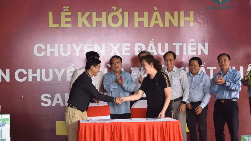 Ký kết hợp tác giữa đơn vị xuất và nhập khẩu dừa. Ký kết hợp tác giữa đơn vị xuất và nhập khẩu dừa.