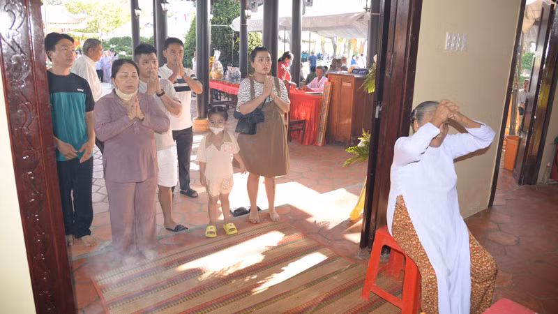 Người dân khắp nơi đến dâng hương tại Đền thờ Anh hùng dân tộc Trương Định, xã Gia Thuận, huyện Gò Công Đông (Tiền Giang). Người dân khắp nơi đến dâng hương tại Đền thờ Anh hùng dân tộc Trương Định, xã Gia Thuận, huyện Gò Công Đông (Tiền Giang).