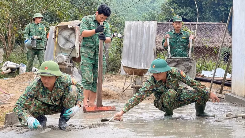 Bộ đội Đồn Biên phòng Tam Hợp, huyện Tương Dương, tỉnh Nghệ An hỗ trợ nhân dân làm đường giao thông. (Ảnh: nhandan.vn)