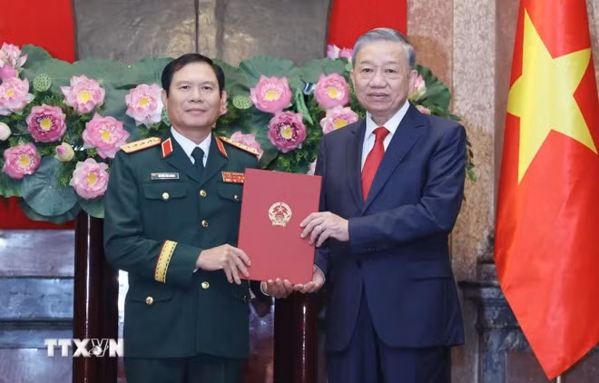 Tổng Bí thư, Chủ tịch nước Tô Lâm trao quyết định, chúc mừng Đại tướng Nguyễn Tân Cương, Ủy viên Trung ương Đảng, Uỷ viên Thường vụ Quân ủy Trung ương, Tổng Tham mưu trưởng Quân đội nhân dân Việt Nam, Thứ trưởng Quốc phòng. (Ảnh: TTXVN) Tổng Bí thư, Chủ tịch nước Tô Lâm trao quyết định, chúc mừng Đại tướng Nguyễn Tân Cương, Ủy viên Trung ương Đảng, Uỷ viên Thường vụ Quân ủy Trung ương, Tổng Tham mưu trưởng Quân đội nhân dân Việt Nam, Thứ trưởng Quốc phòng. (Ảnh: TTXVN)