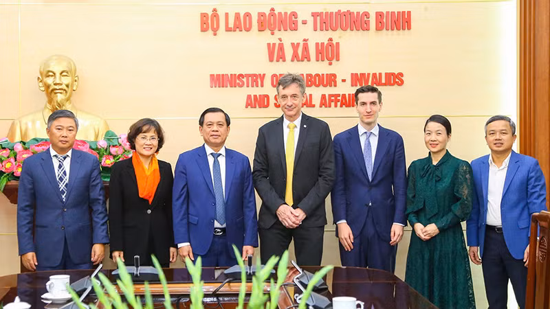 Thứ trưởng Nguyễn Bá Hoan tại buổi tiếp ông Christoph Hoffman, Nghị sĩ Quốc hội Cộng hòa Liên bang Đức (thứ tư từ phải sang). (Ảnh Molisa) Thứ trưởng Nguyễn Bá Hoan tại buổi tiếp ông Christoph Hoffman, Nghị sĩ Quốc hội Cộng hòa Liên bang Đức (thứ tư từ phải sang). (Ảnh Molisa)