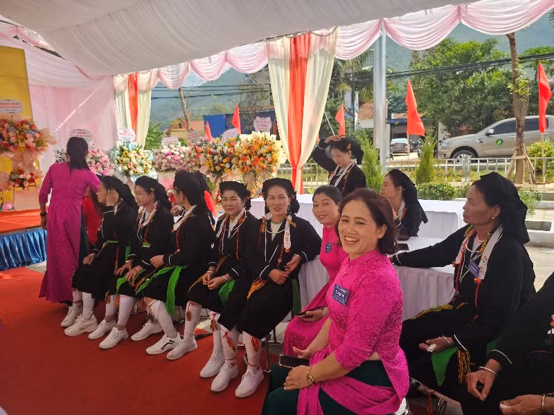 Nhân dân các dân tộc tham dự Ngày hội đại đoàn kết. Nhân dân các dân tộc tham dự Ngày hội đại đoàn kết.
