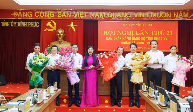 Thường trực Tỉnh ủy chúc mừng các đồng chí mới được bầu và được chỉ định.