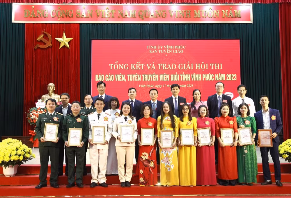 Các thí sinh đoạt giải chụp ảnh cùng ban tổ chức hội thi.
