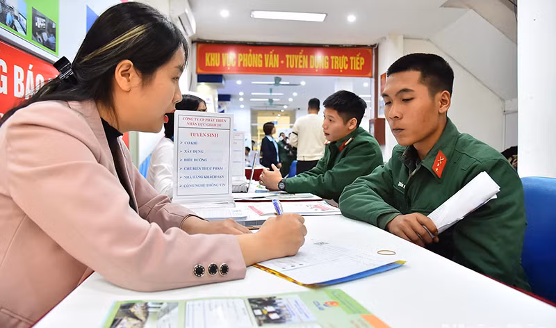 Phiên giao dịch việc làm chuyên đề dành cho bộ đội xuất ngũ năm 2022 tại Hà Nội, tháng 12/2022. (Ảnh: Thủy Nguyên) Phiên giao dịch việc làm chuyên đề dành cho bộ đội xuất ngũ năm 2022 tại Hà Nội, tháng 12/2022. (Ảnh: Thủy Nguyên)