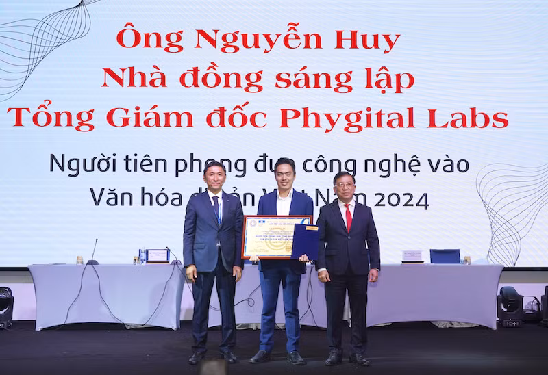 CEO Huy Nguyễn được vinh danh là “Người tiên phong đưa công nghệ vào văn hóa di sản Việt Nam 2024”. CEO Huy Nguyễn được vinh danh là “Người tiên phong đưa công nghệ vào văn hóa di sản Việt Nam 2024”.