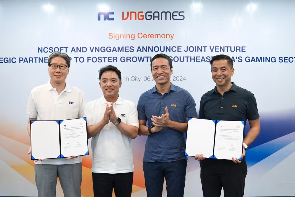 Ông Hong Won Jun - CFO NCSOFT, ông Kim Taek Jin - Nhà sáng lập kiêm Tổng Giám đốc NCSOFT, ông Lê Hồng Minh - Nhà sáng lập kiêm Tổng Giám đốc VNG, ông Kelly Wong - Phó Tổng Giám đốc VNG, CEO VNGGames (từ trái sang). Ông Hong Won Jun - CFO NCSOFT, ông Kim Taek Jin - Nhà sáng lập kiêm Tổng Giám đốc NCSOFT, ông Lê Hồng Minh - Nhà sáng lập kiêm Tổng Giám đốc VNG, ông Kelly Wong - Phó Tổng Giám đốc VNG, CEO VNGGames (từ trái sang).