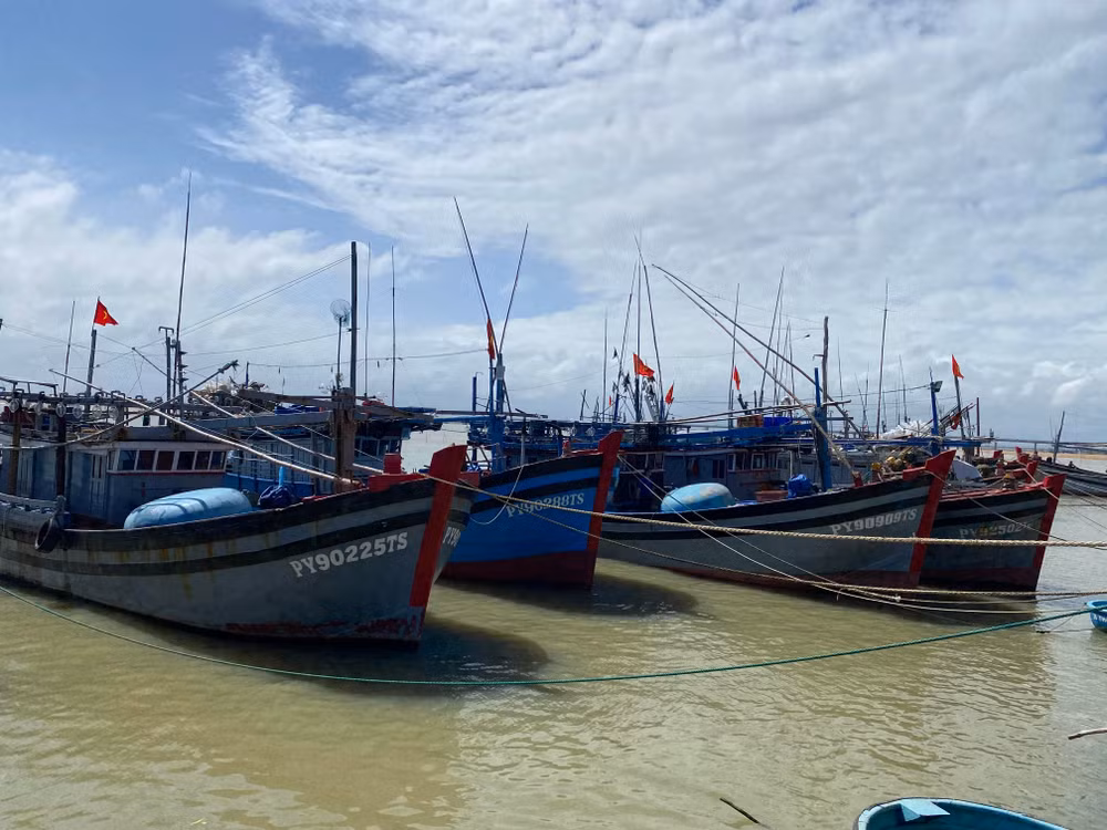 Thời tiết bất lợi nên hàng chục tàu cá ở thành phố Tuy Hòa vẫn còn neo đậu dọc sông Chùa.